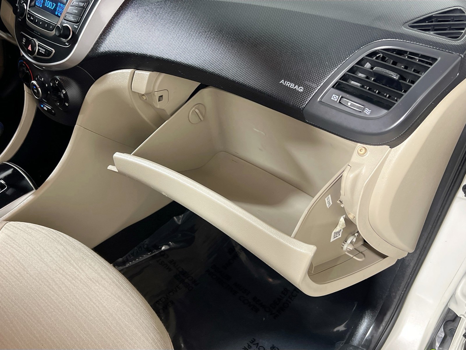 Used 2016 Beige Hyundai SE image 27