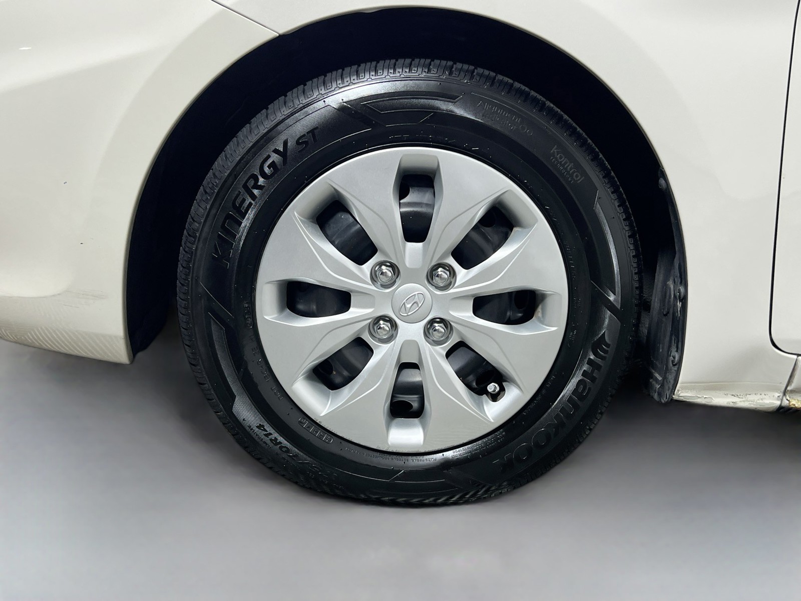 Used 2016 Beige Hyundai SE image 11