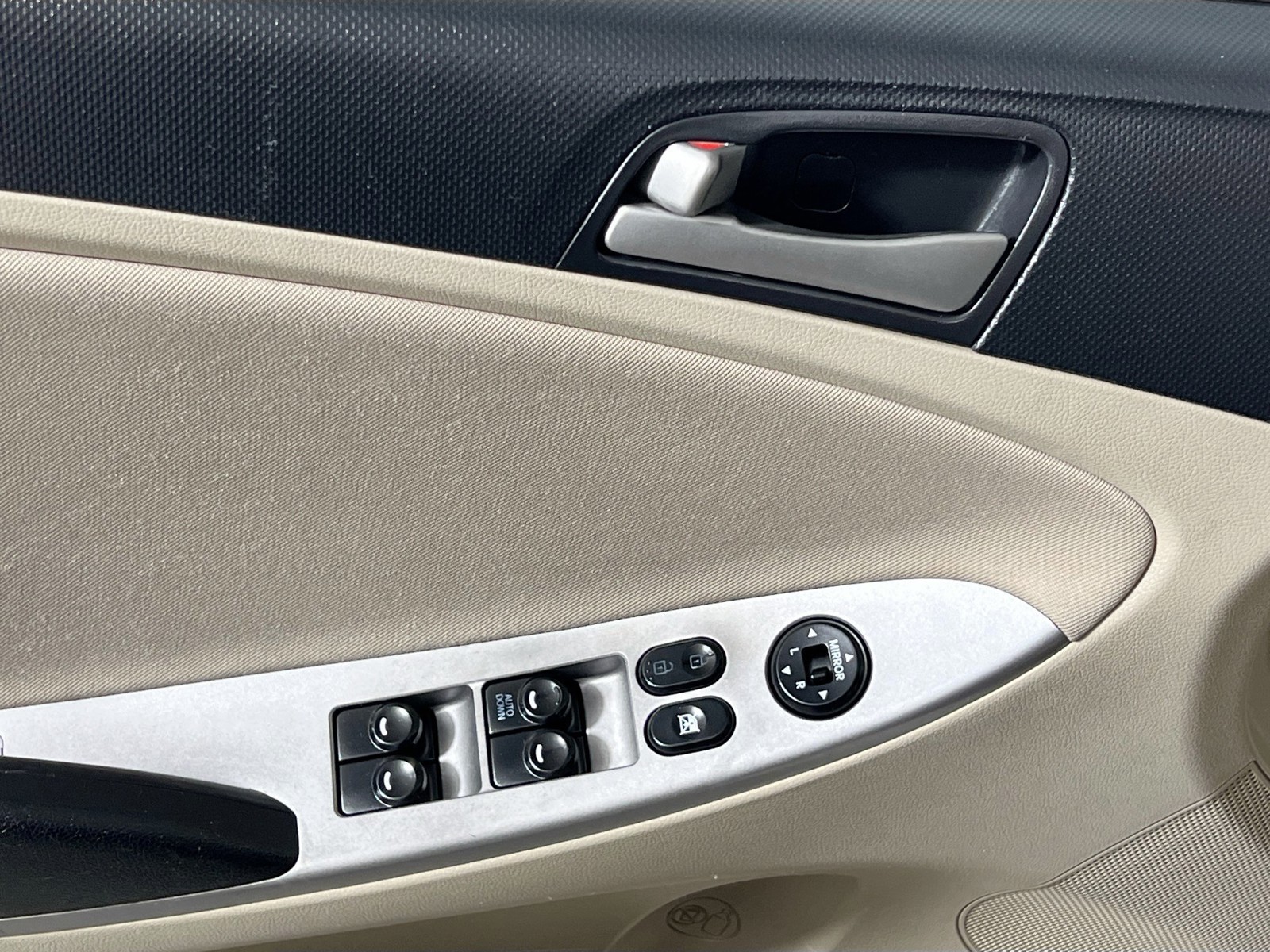 Used 2016 Beige Hyundai SE image 13