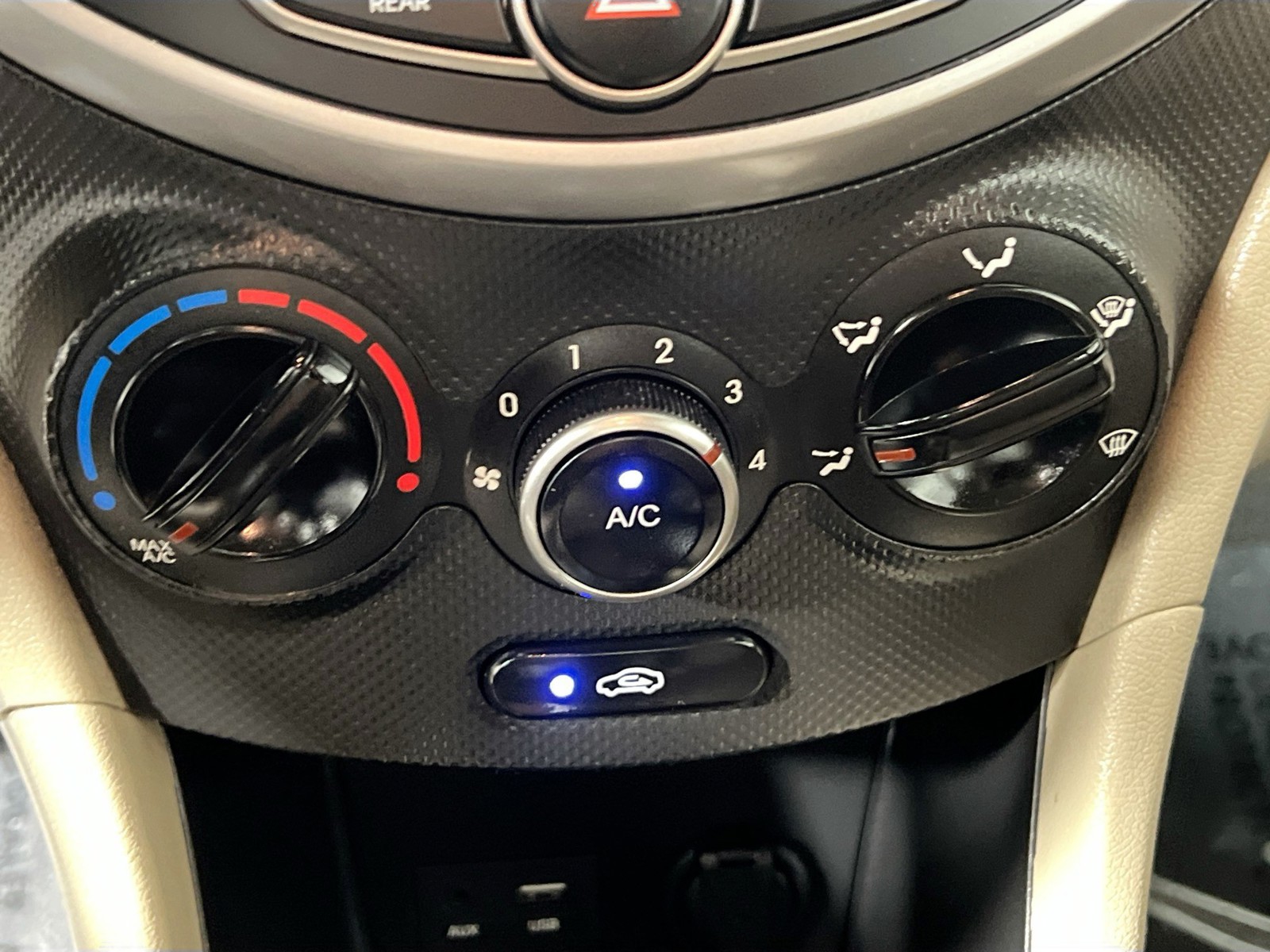 Used 2016 Beige Hyundai SE image 19