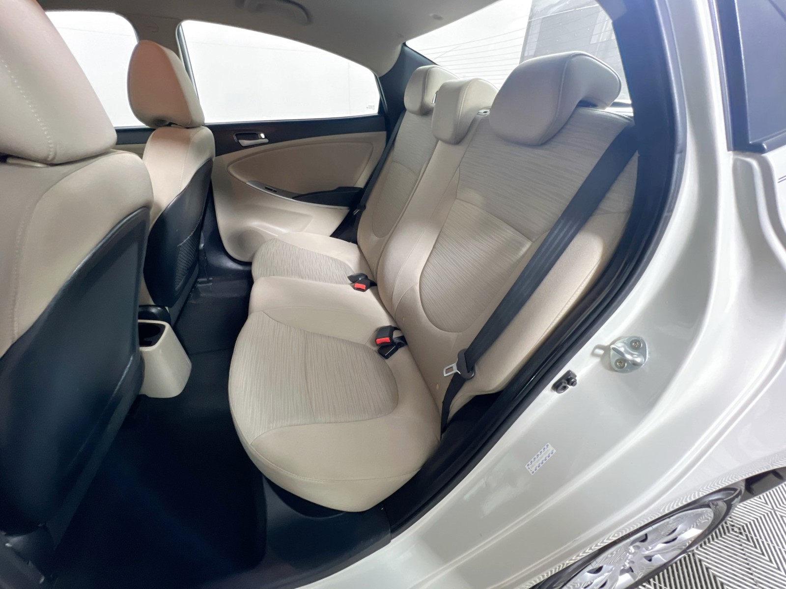 Used 2016 Beige Hyundai SE image 21