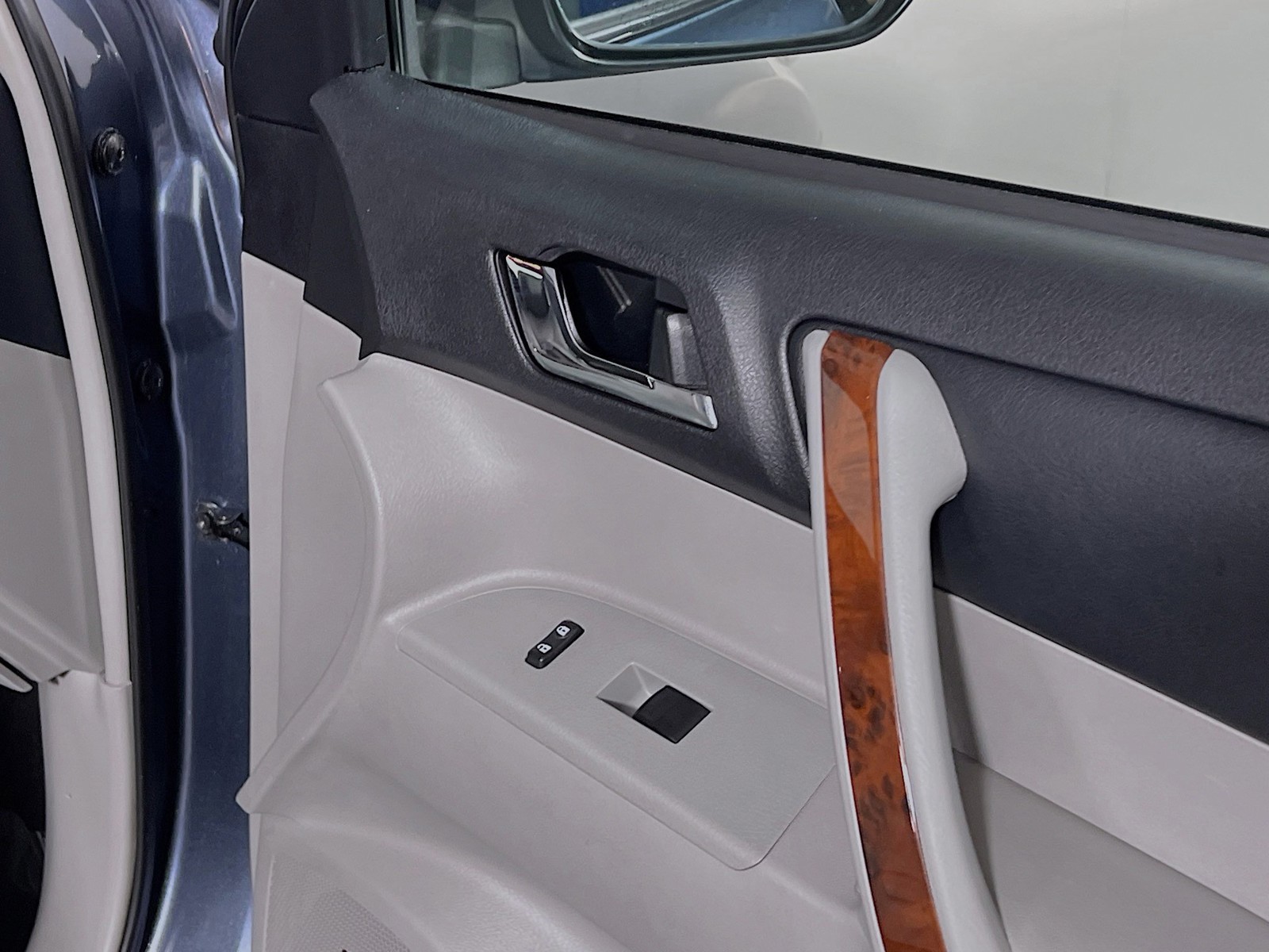 Used 2013 Blue Toyota Limited image 28