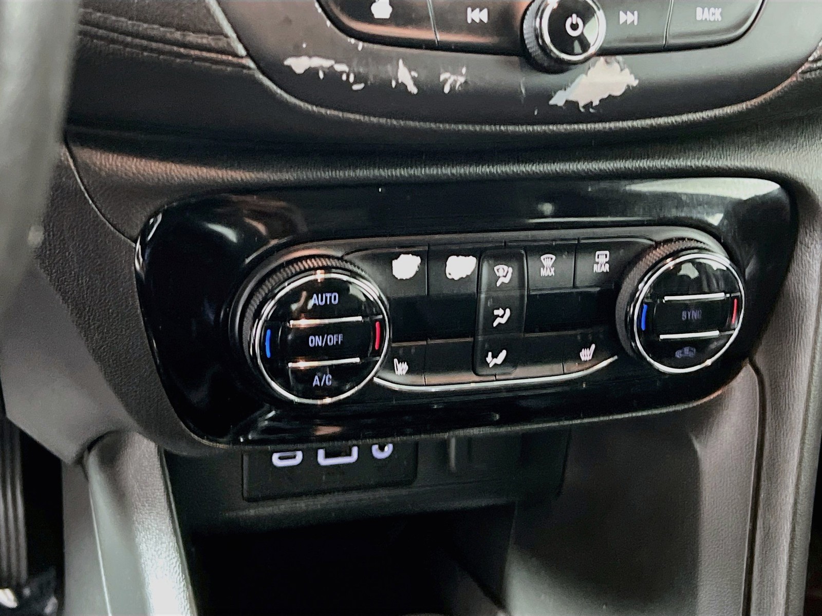 Used 2021 Red Buick Essence image 23