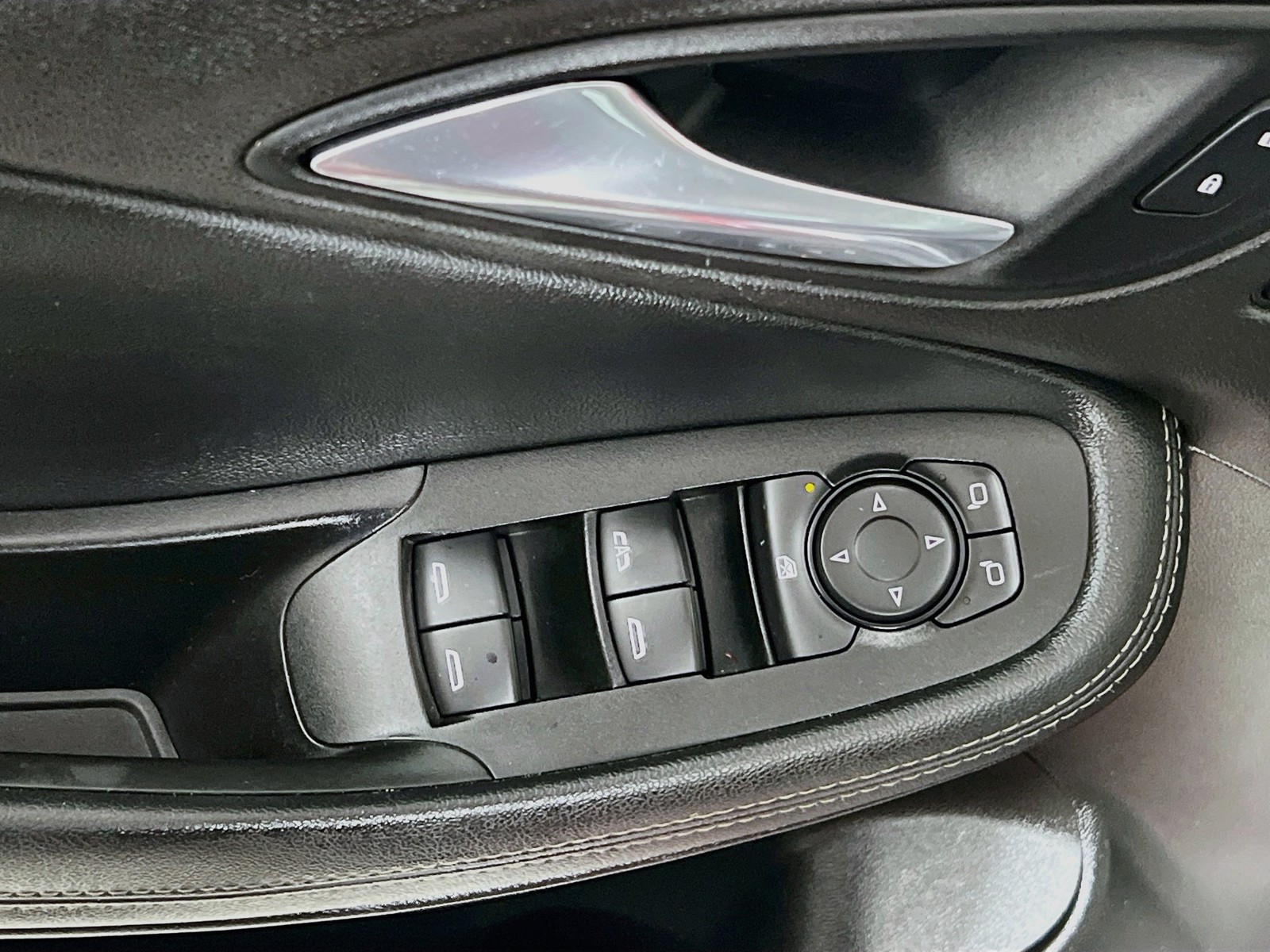 Used 2021 Red Buick Essence image 14