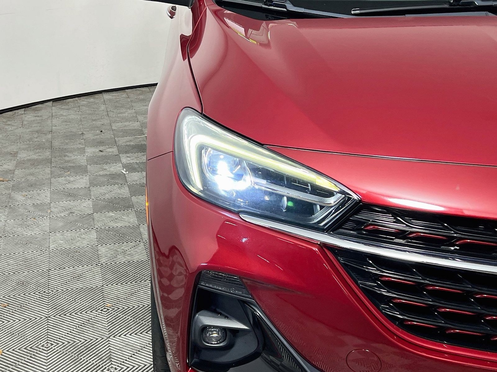 Used 2021 Red Buick Essence image 9