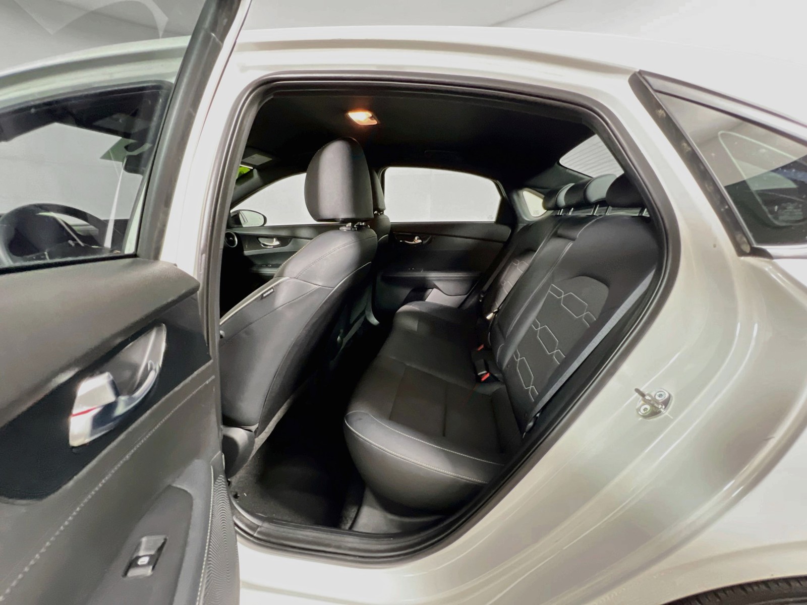 Used 2023 White Kia GT-Line image 26