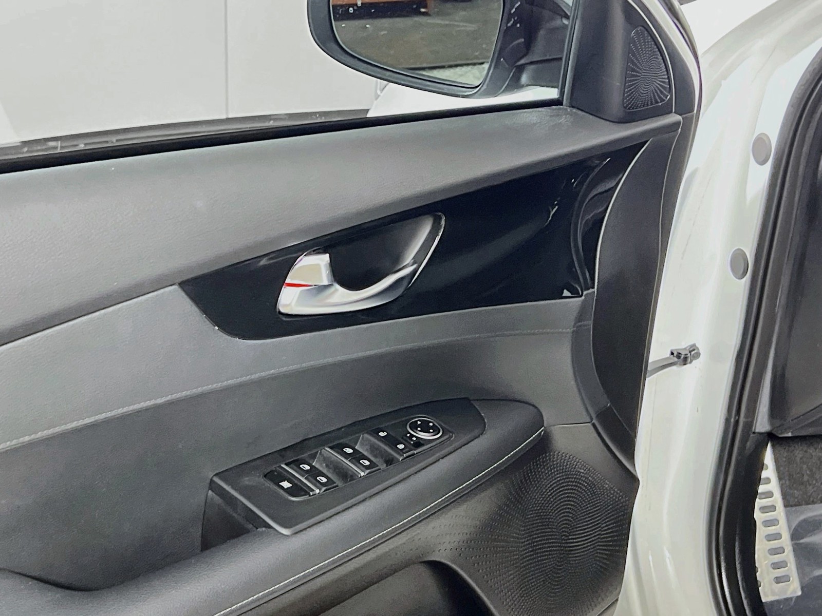 Used 2023 White Kia GT-Line image 14