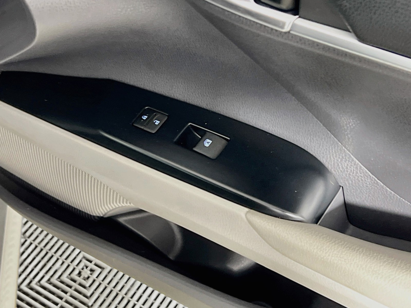 Used 2019 Silver Toyota LE image 28