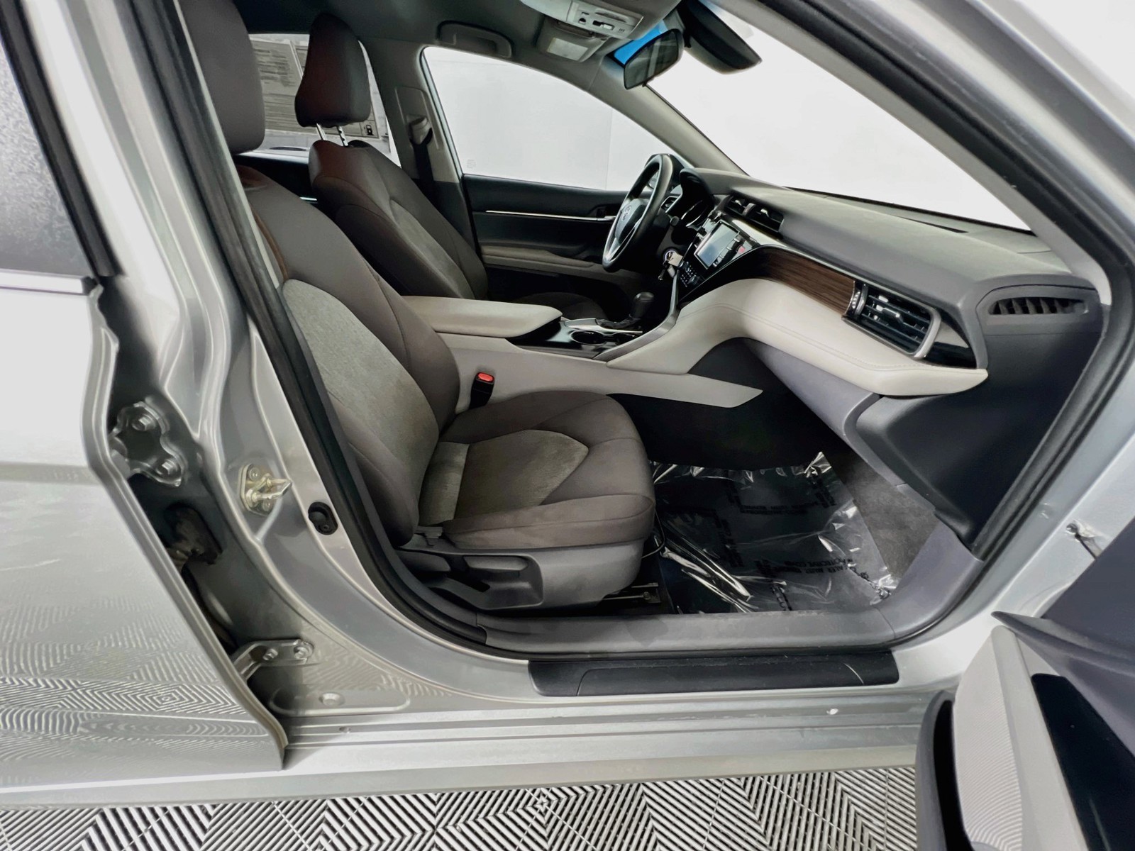 Used 2019 Silver Toyota LE image 27