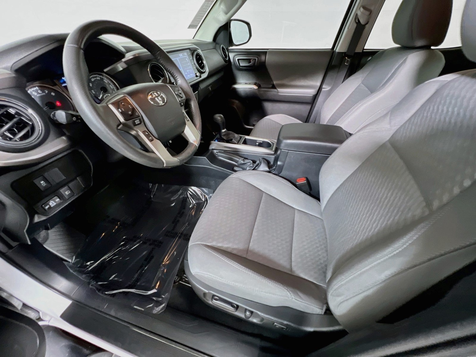 Used 2022 White Toyota SR5 image 11