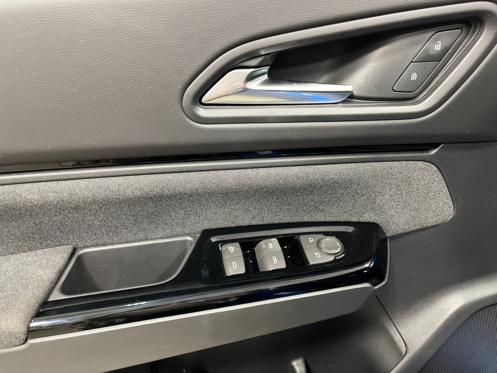 New 2026 Mercury Silver Metallic Honda EX image 13