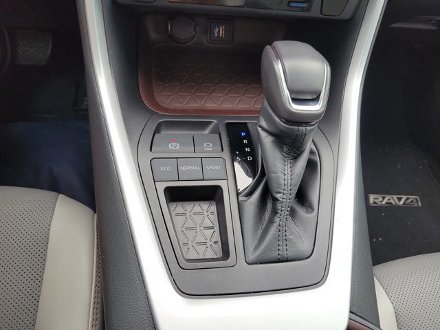 Used 2023 Wind Chill Pearl Toyota Limited image 30