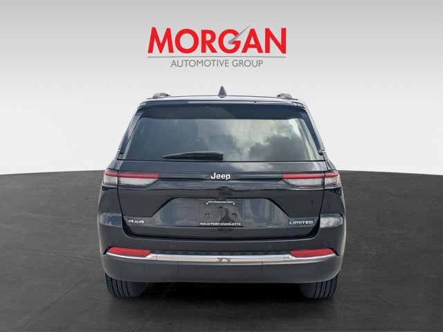Used 2023 Diamond Black Crystal Pearlcoat Jeep Limited image 5