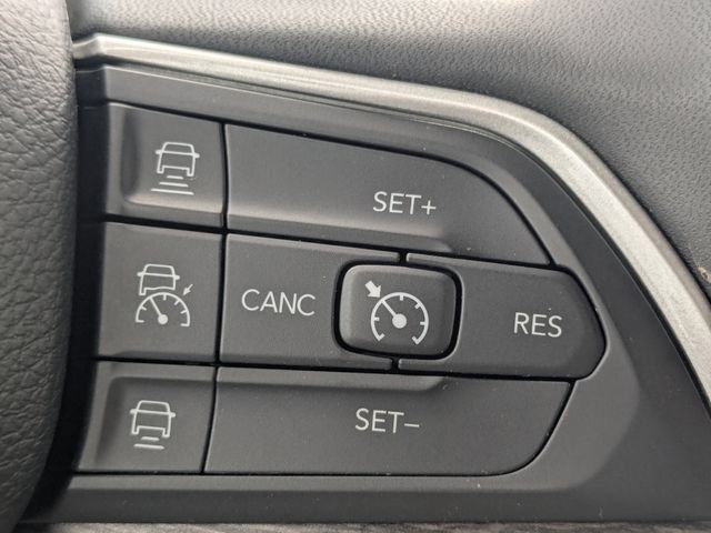Used 2023 Diamond Black Crystal Pearlcoat Jeep Limited image 35