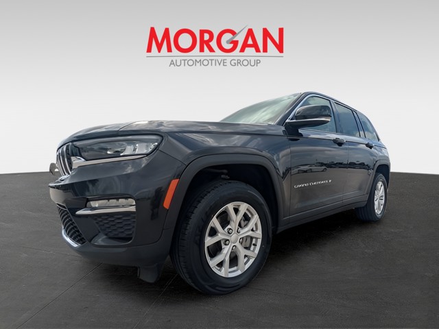 Used 2023 Diamond Black Crystal Pearlcoat Jeep Limited image 8