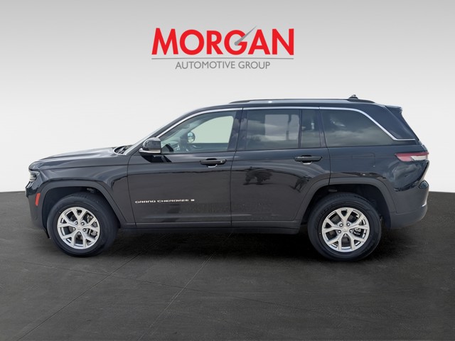Used 2023 Diamond Black Crystal Pearlcoat Jeep Limited image 7