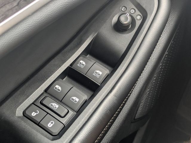 Used 2023 Diamond Black Crystal Pearlcoat Jeep Limited image 29