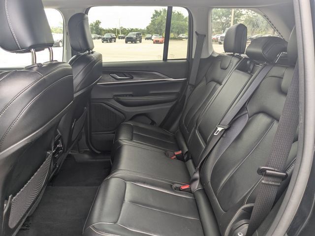 Used 2023 Diamond Black Crystal Pearlcoat Jeep Limited image 17