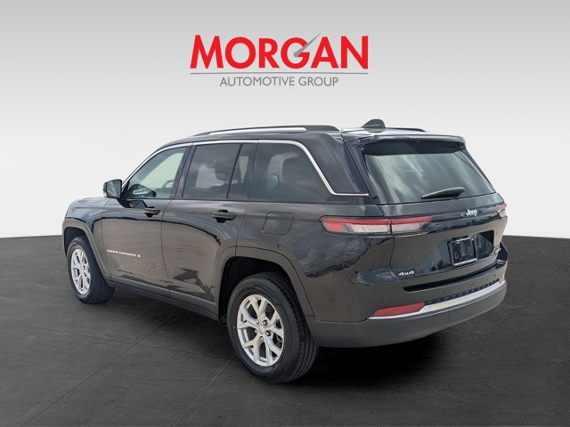Used 2023 Diamond Black Crystal Pearlcoat Jeep Limited image 6
