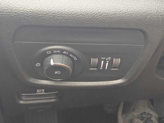 Used 2023 Diamond Black Crystal Pearlcoat Jeep Limited image 30