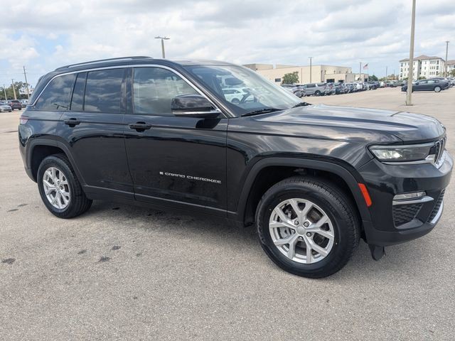 Used 2023 Diamond Black Crystal Pearlcoat Jeep Limited image 40