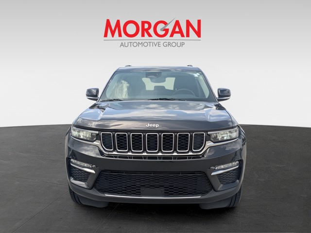 Used 2023 Diamond Black Crystal Pearlcoat Jeep Limited image 2
