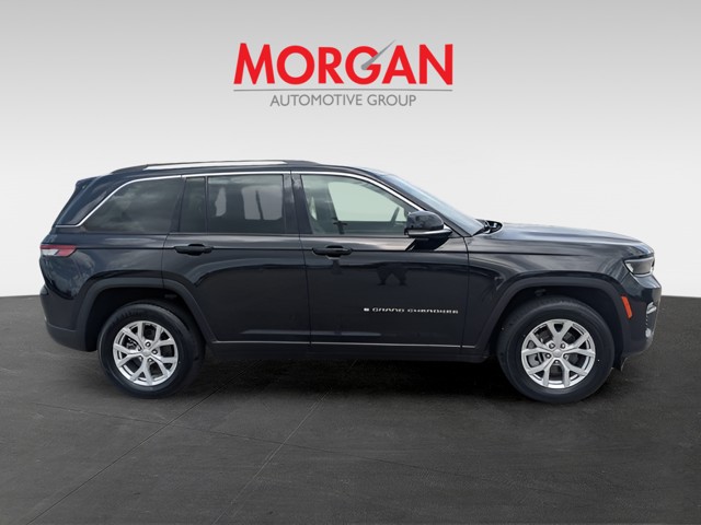 Used 2023 Diamond Black Crystal Pearlcoat Jeep Limited image 3