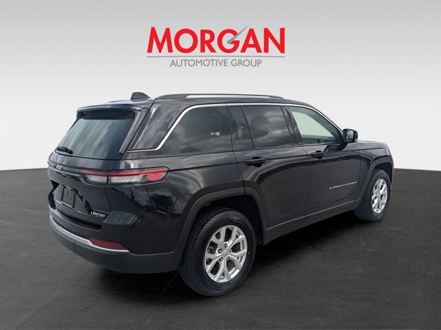 Used 2023 Diamond Black Crystal Pearlcoat Jeep Limited image 4