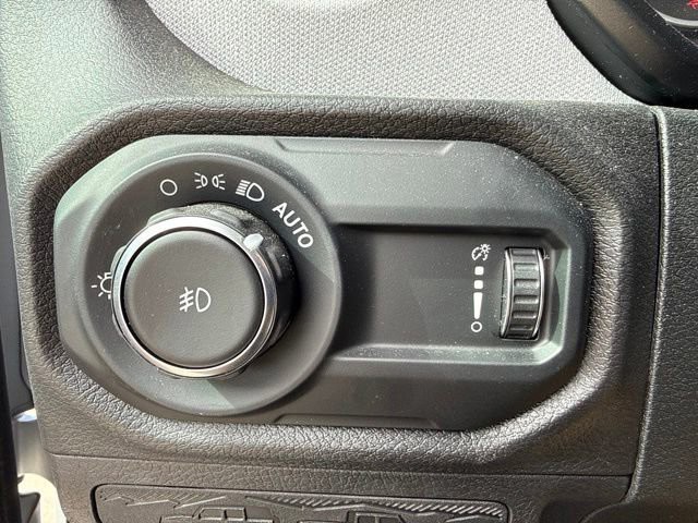 Used 2024 Silver Zynith Clearcoat Jeep Sport S image 15