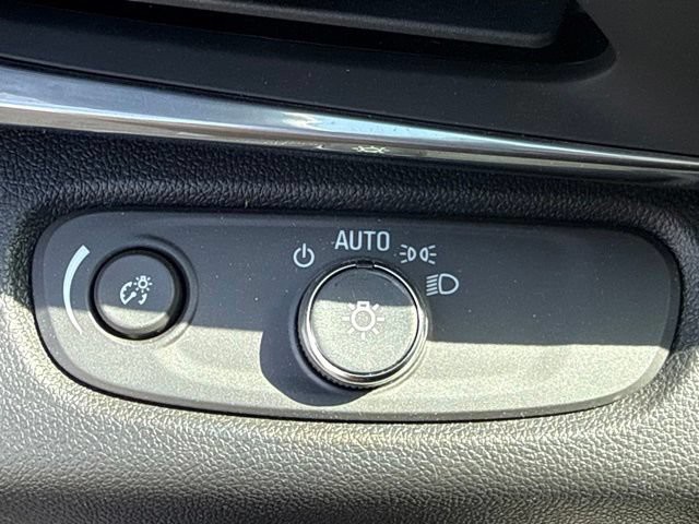 Used 2024 Summit White Buick Preferred image 18