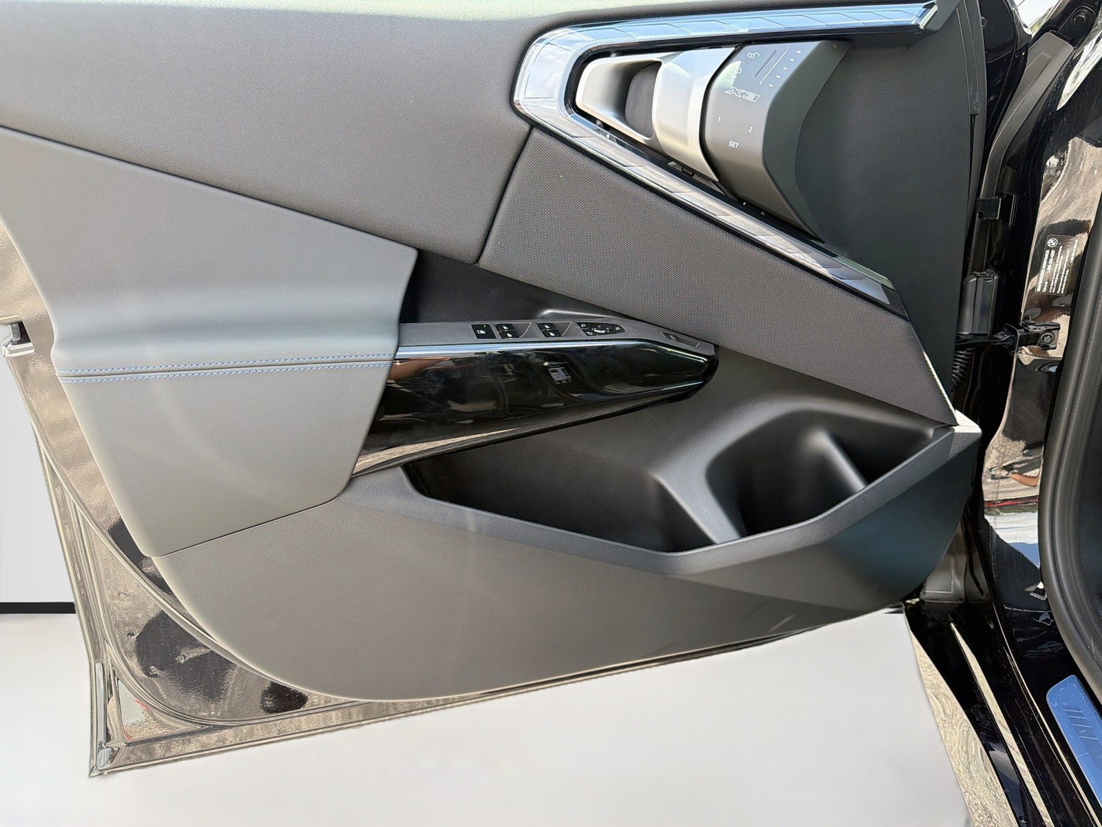 New 2026 Black Sapphire Metallic BMW M50 xDrive image 22