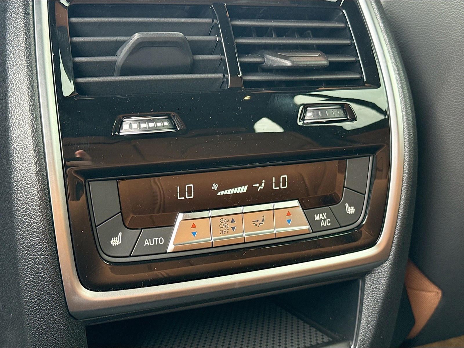 New 2026 Manhattan Green Metallic BMW xDrive40i image 21