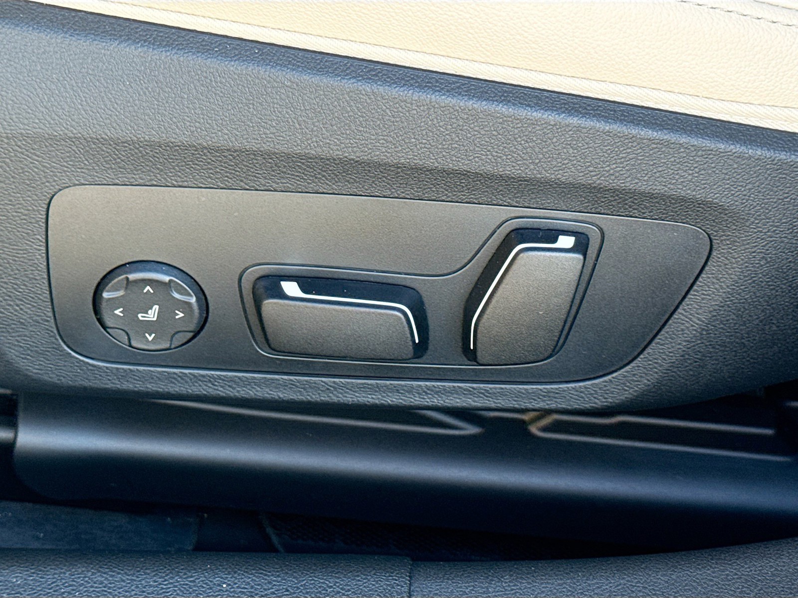 New 2026 Black Sapphire Metallic BMW 330i image 25