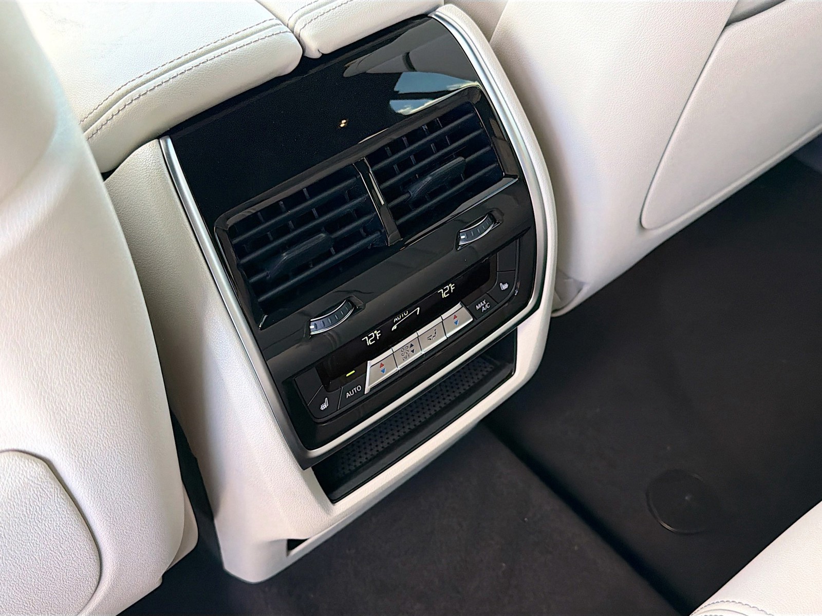 New 2026 Carbon Black Metallic BMW xDrive50e image 20