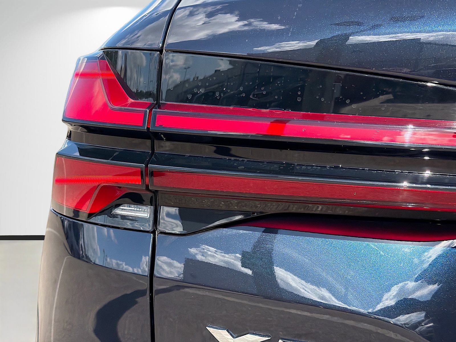 New 2026 Carbon Black Metallic BMW xDrive50e image 10