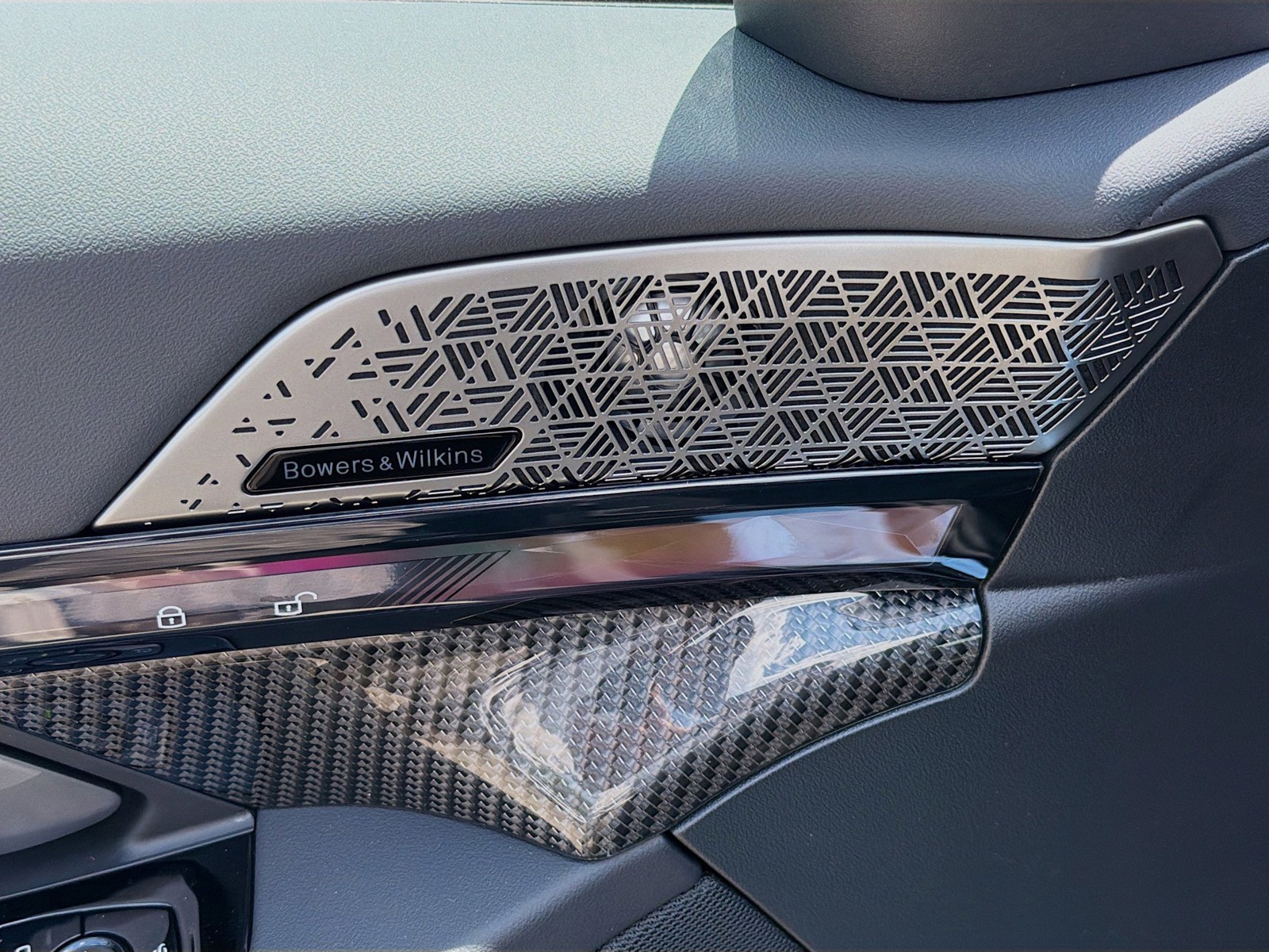 New 2027 Black Sapphire Metallic BMW 550e xDrive image 23