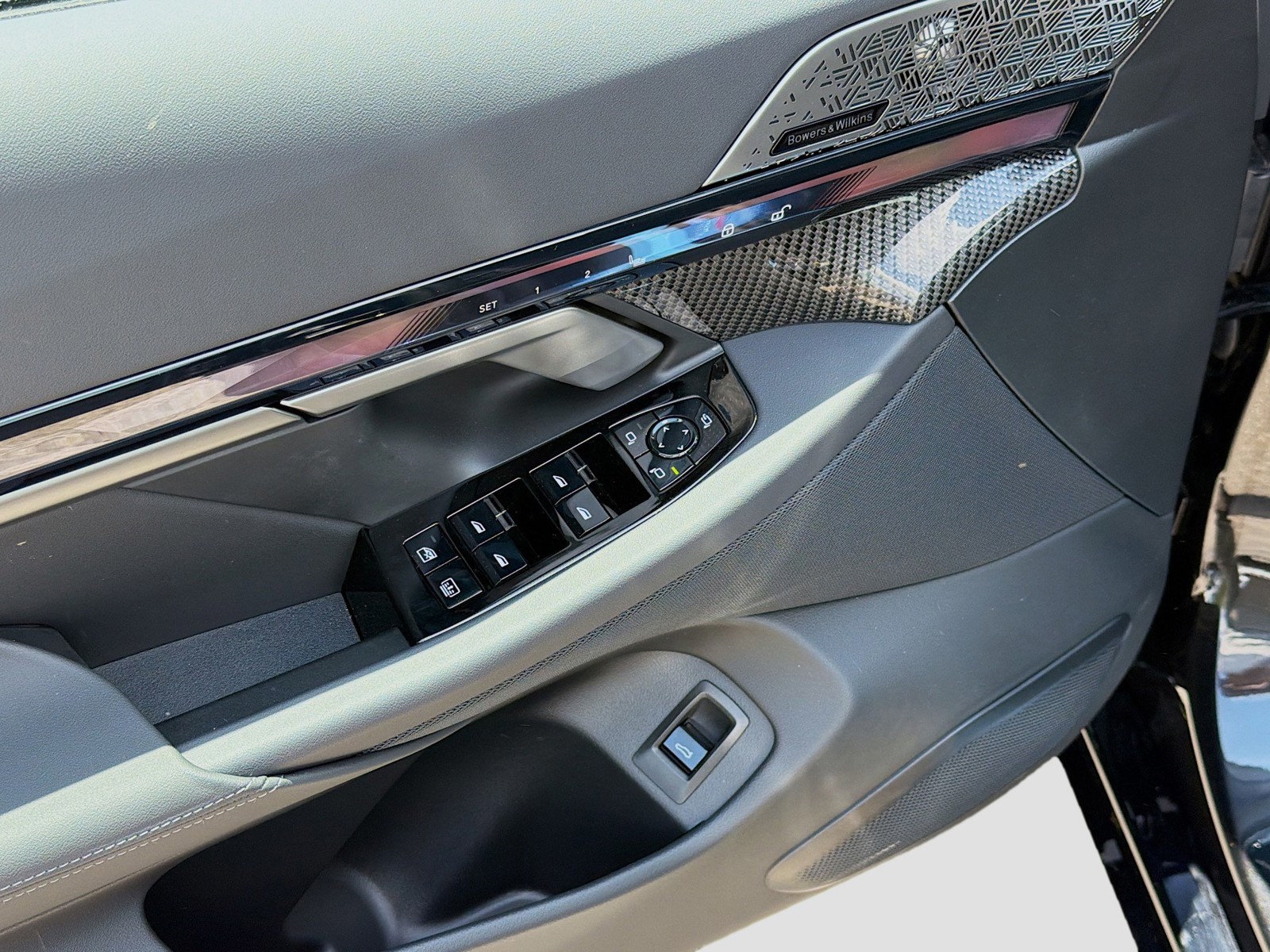 New 2027 Black Sapphire Metallic BMW 550e xDrive image 22