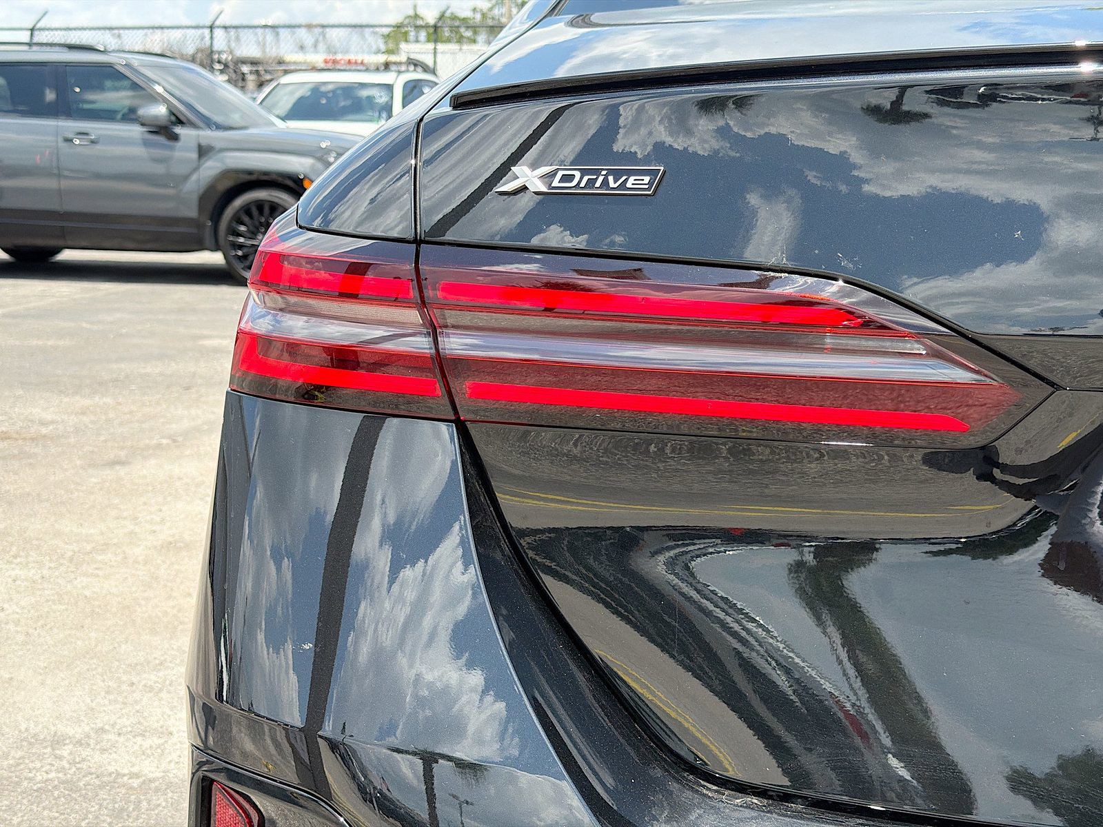 New 2027 Black Sapphire Metallic BMW 550e xDrive image 10