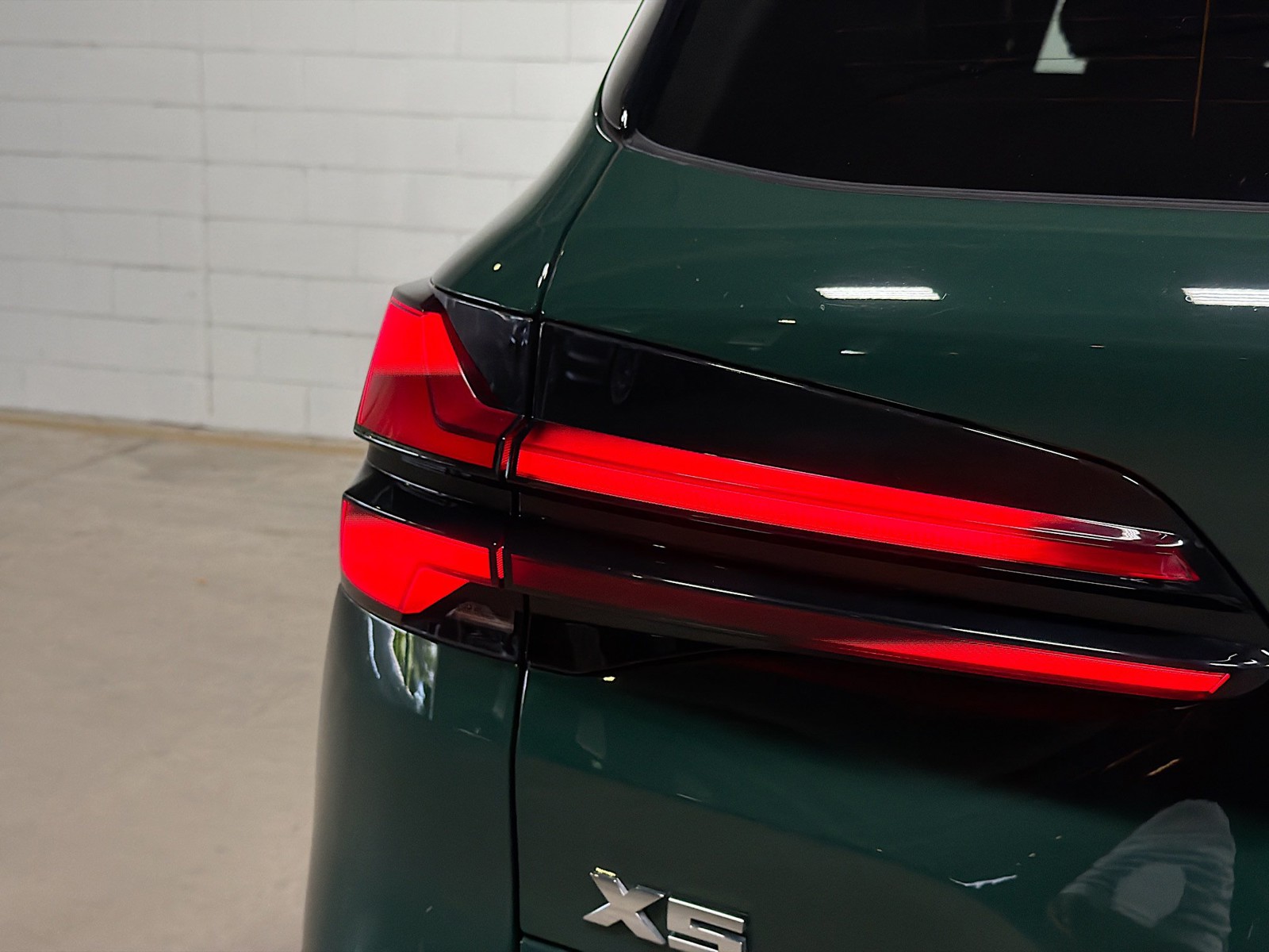 Used 2024 British Racing Green BMW M60i image 11