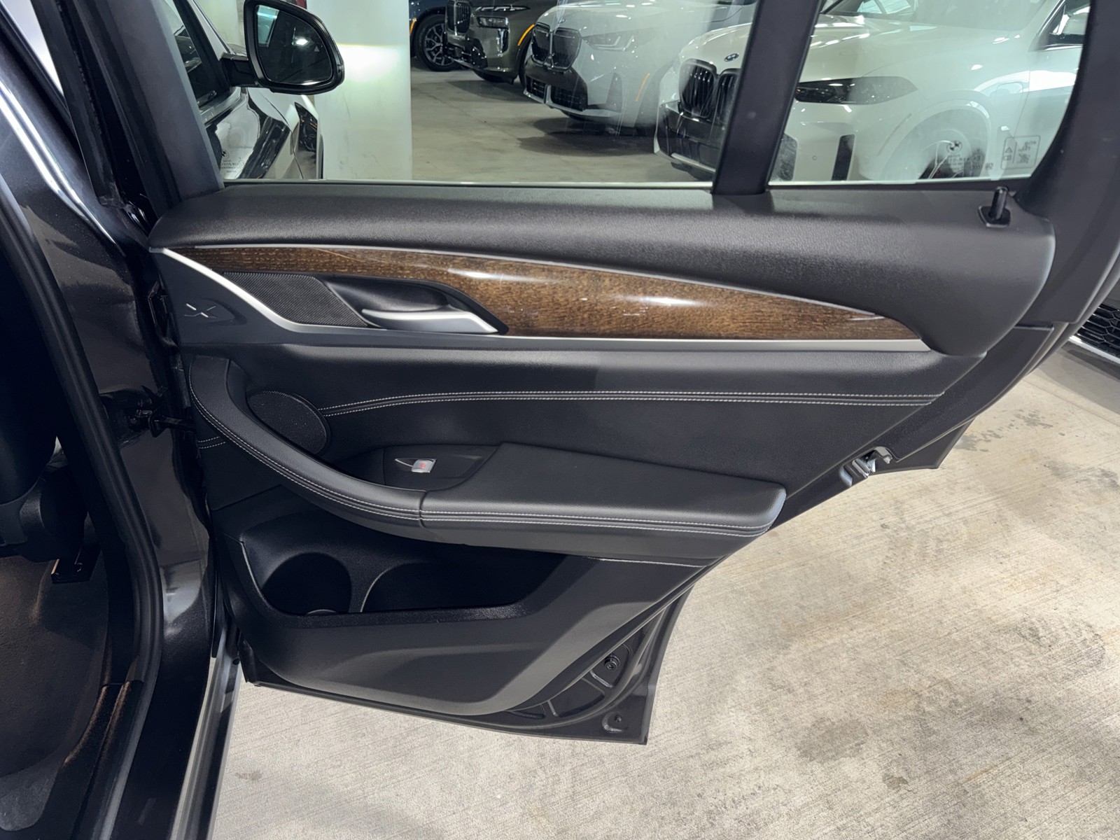 Used 2024 Gray BMW xDrive30i image 11