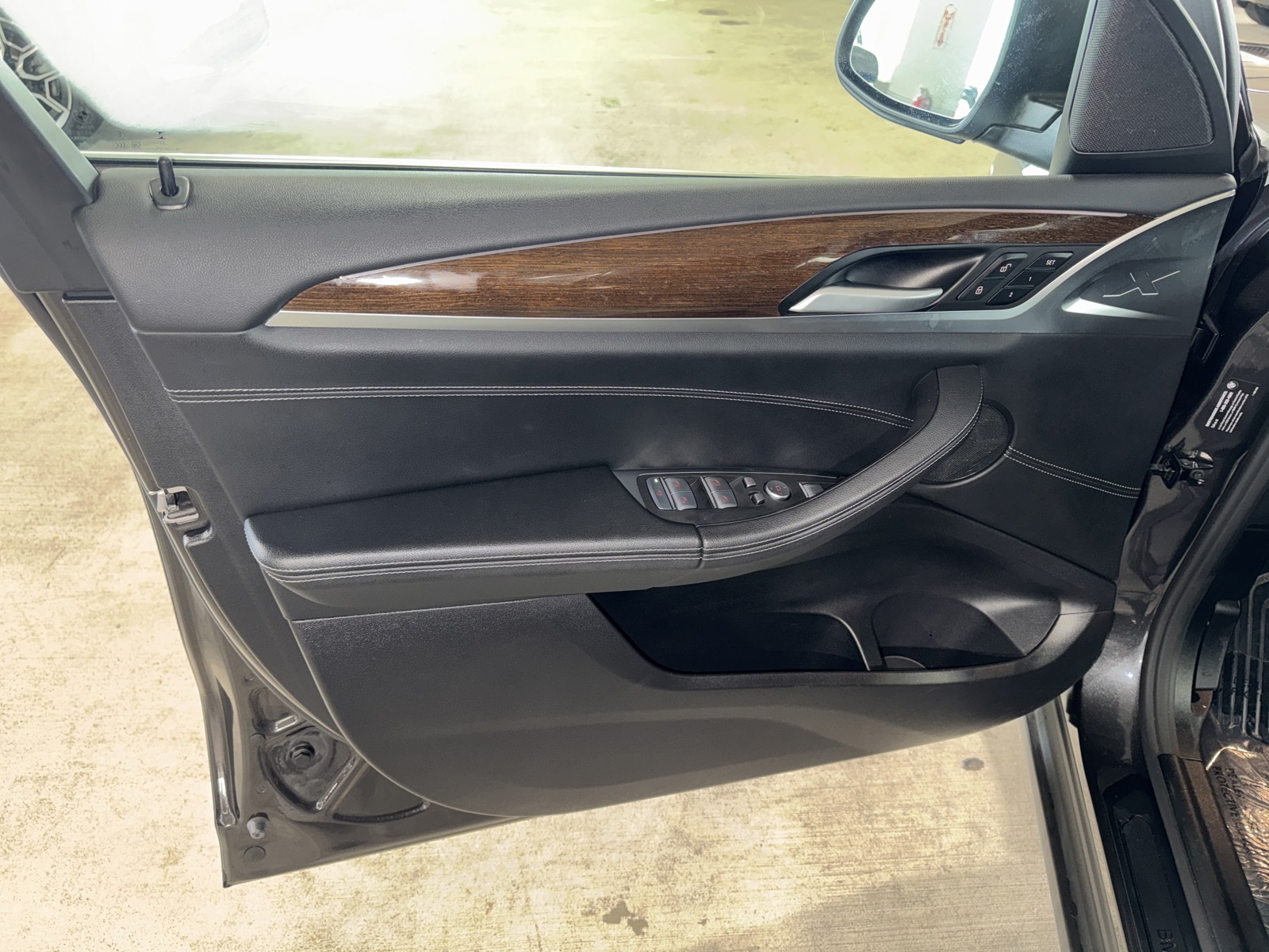 Used 2024 Gray BMW xDrive30i image 17