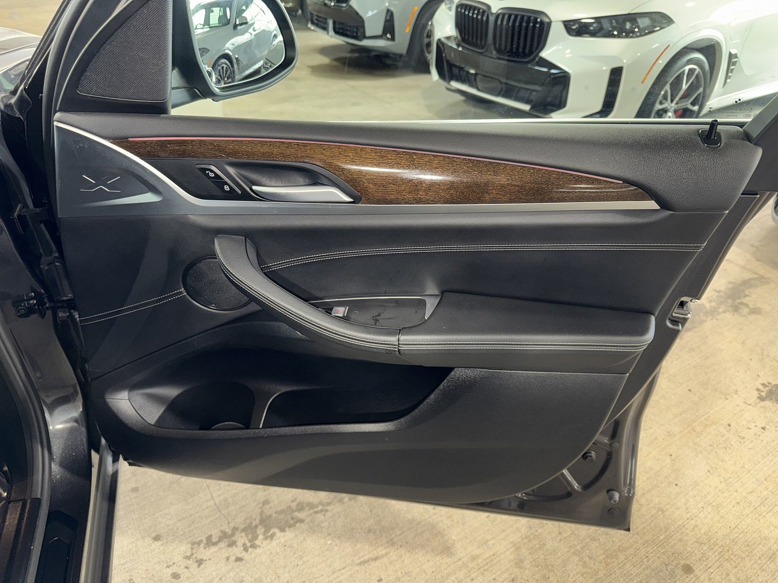 Used 2024 Gray BMW xDrive30i image 9