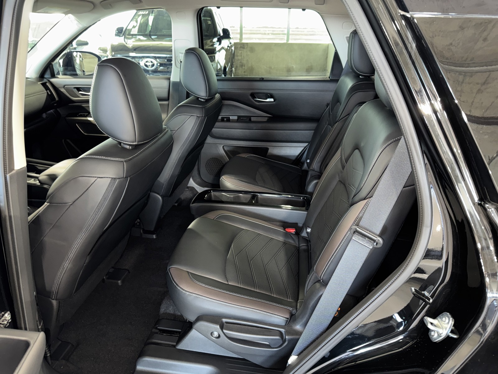 Used 2024 Black Nissan Platinum image 21