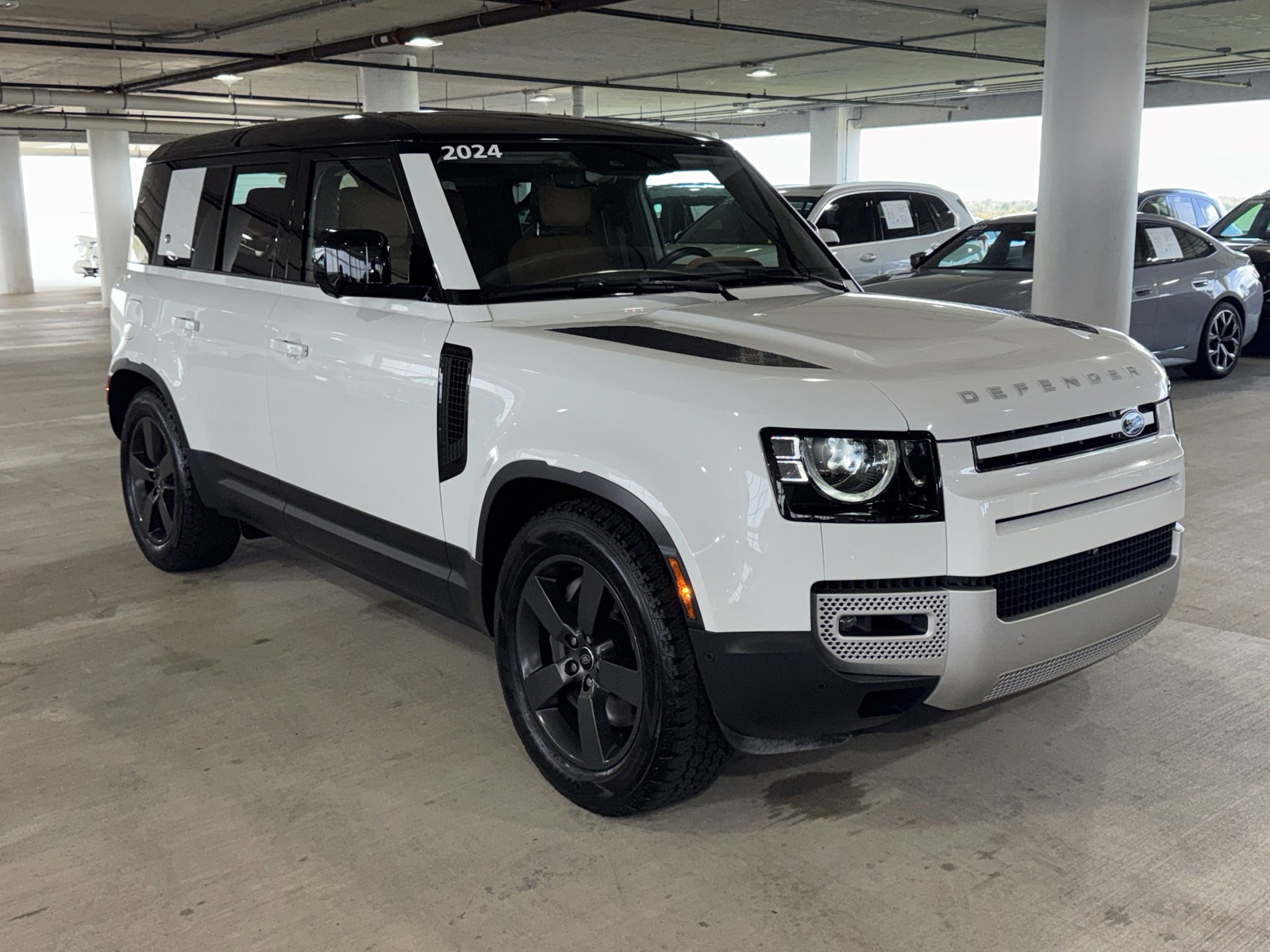 Used 2024  Land Rover SE image 2