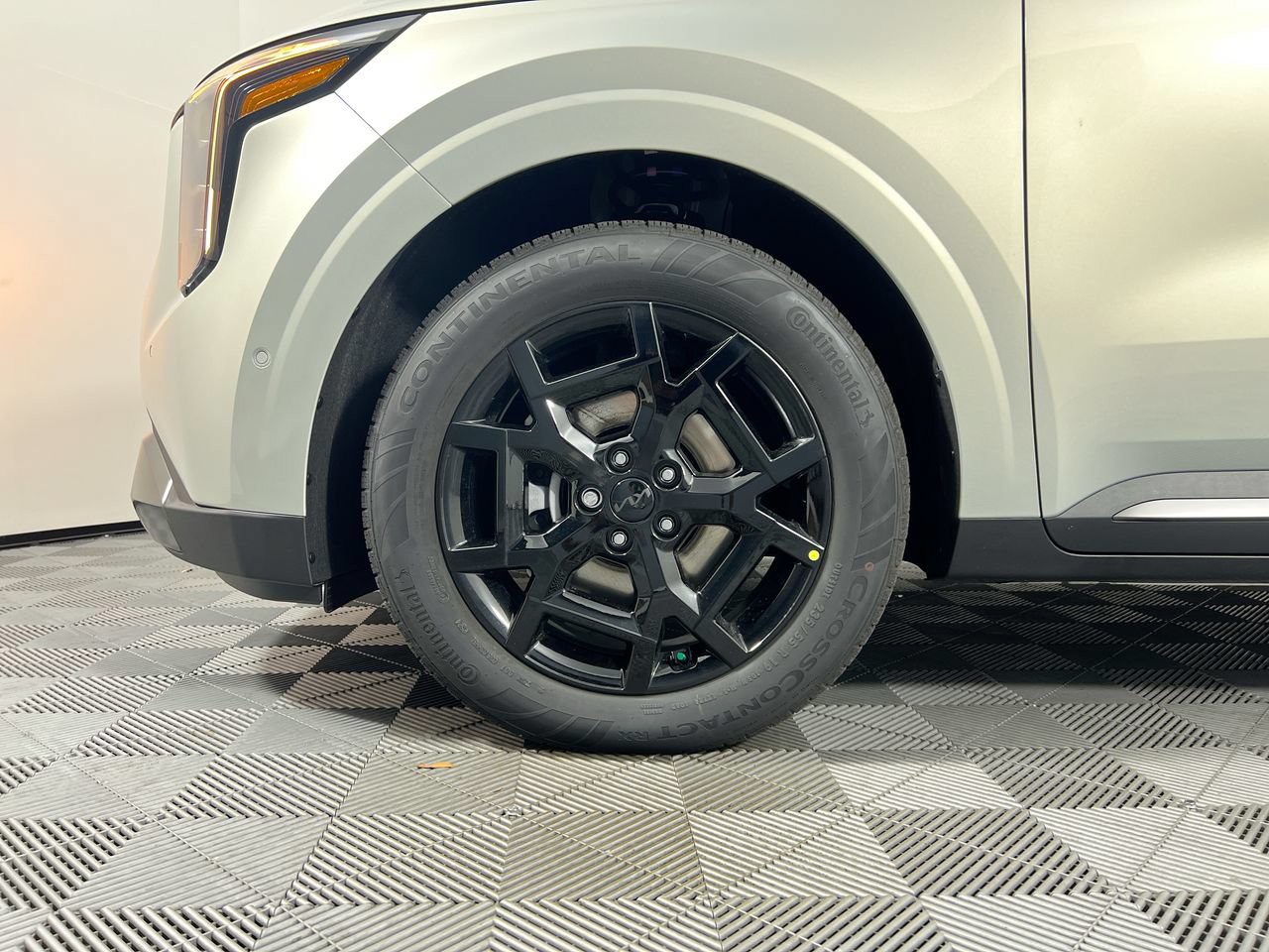 New 2027 Ivory Silver Kia SX image 13
