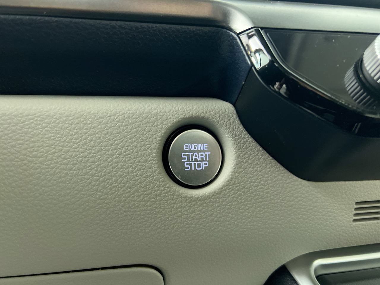 New 2027 Ceramic Silver Kia SX image 21