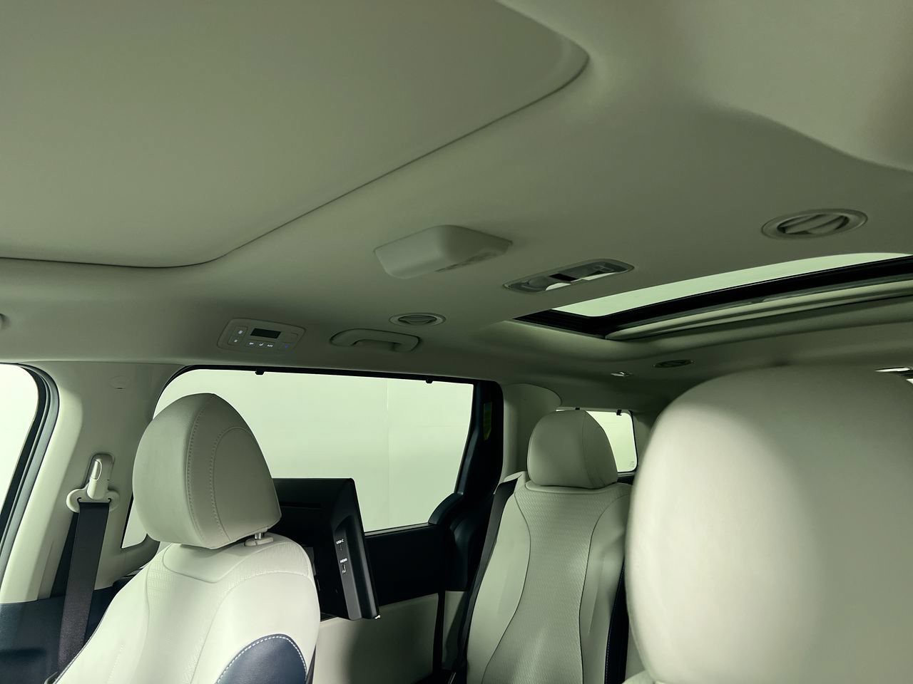New 2027 Ceramic Silver Kia SX image 20