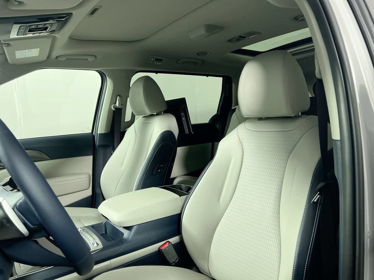 New 2027 Ceramic Silver Kia SX image 13