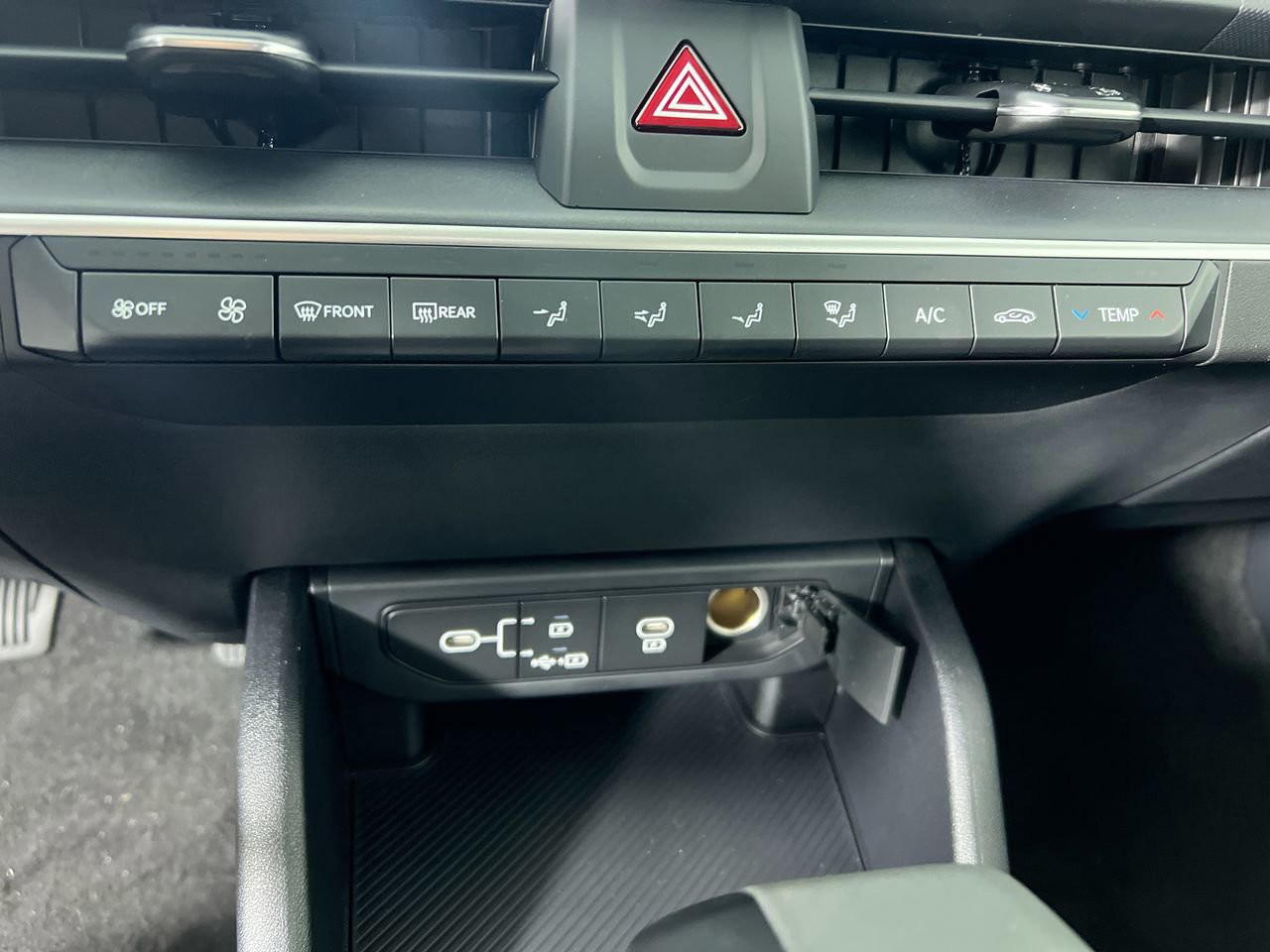 New 2026 Snow White Pearl Kia LXS image 25