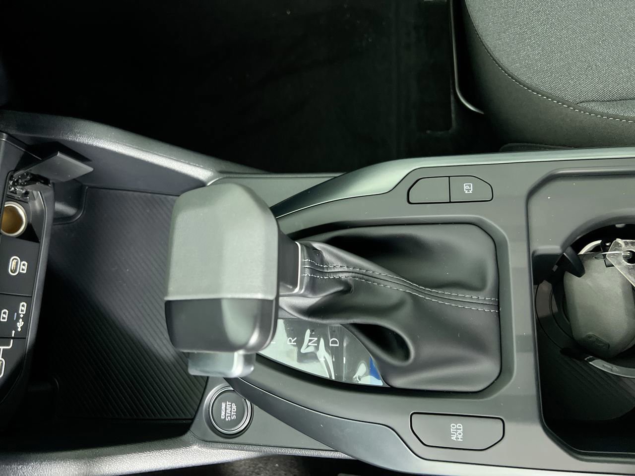 New 2026 Snow White Pearl Kia LXS image 23
